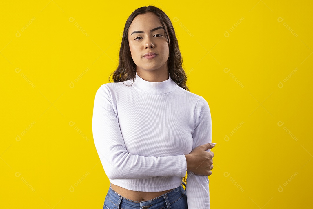 Linda garota seria com mão no braço