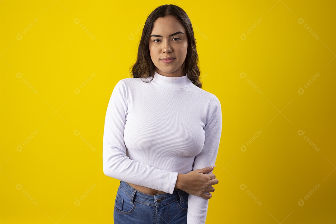 Linda garota seria com mão no braço