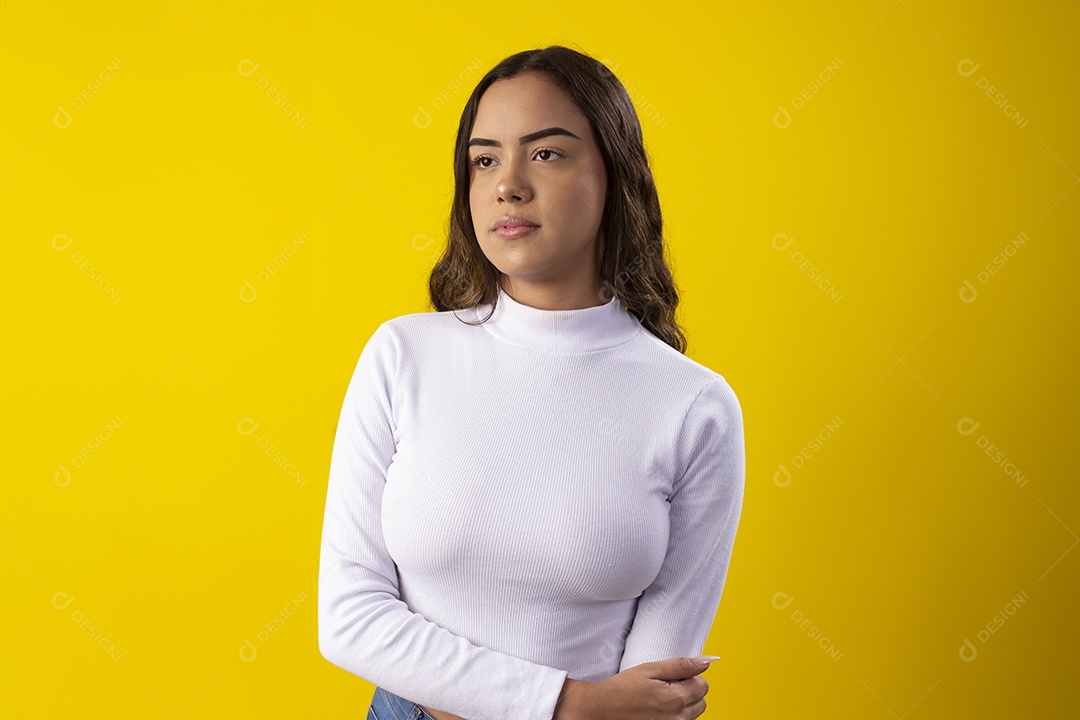 Linda garota jovem em fundo amarelo