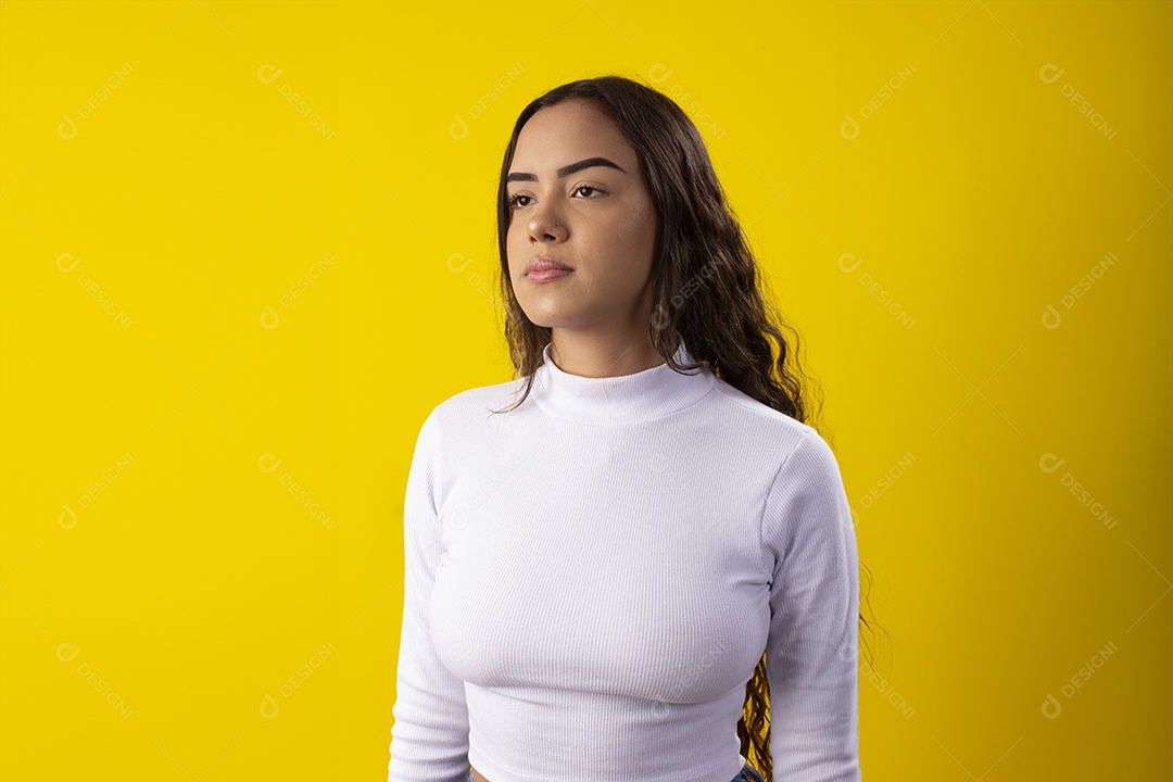 Jovem linda de cabelos cumpridos