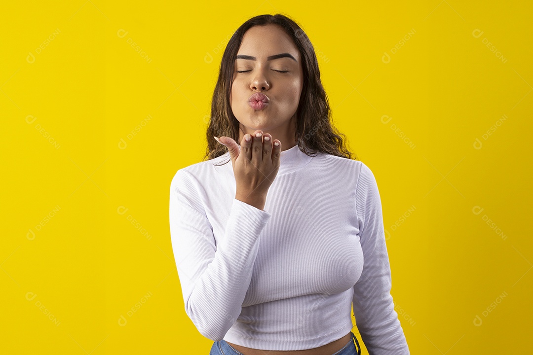 Jovem linda com gesto mandando beijo