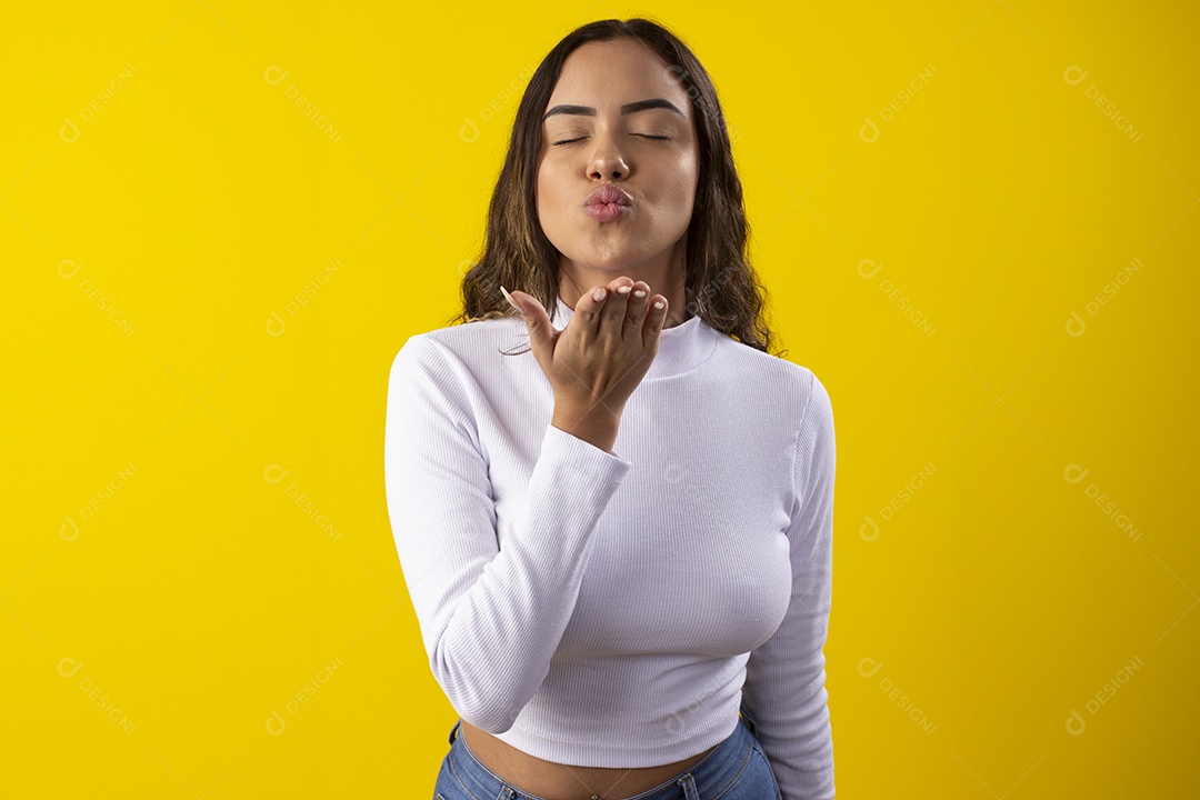 Jovem com gesto de mandar beijos