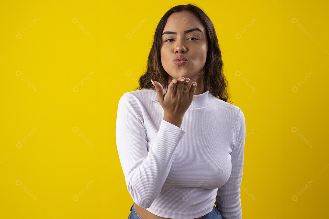 Jovem linda com gesto mandando beijo