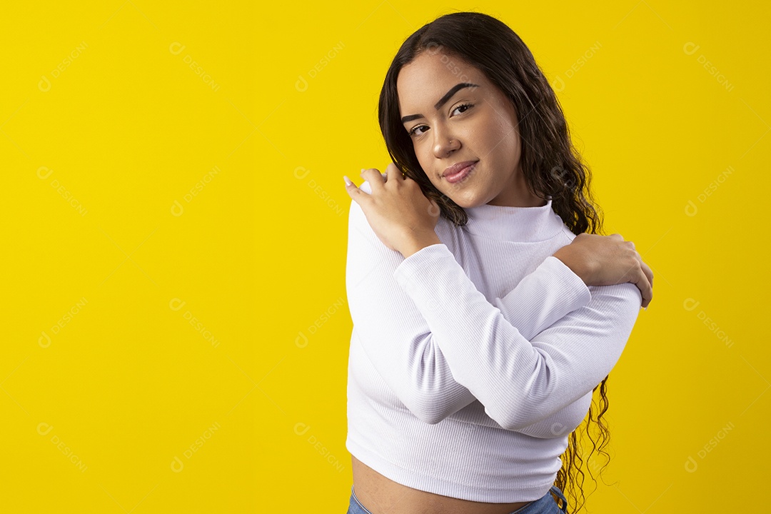 Jovem garota linda com braços cruzados indicando abraço