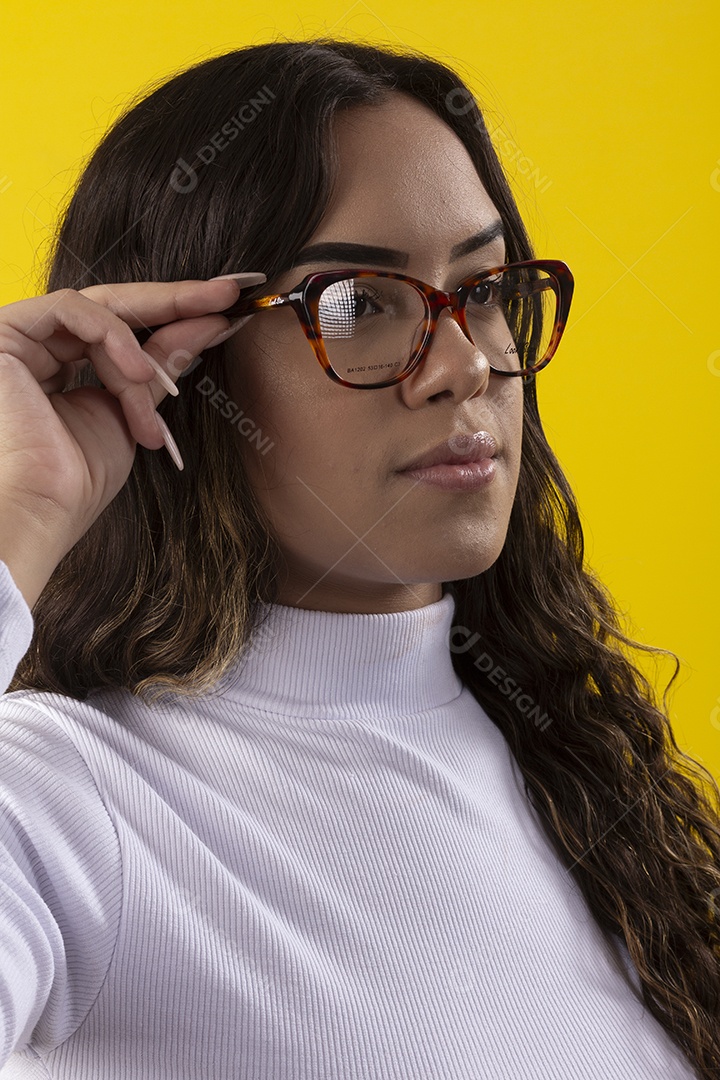 Jovem adolescente linda usando óculos e feliz