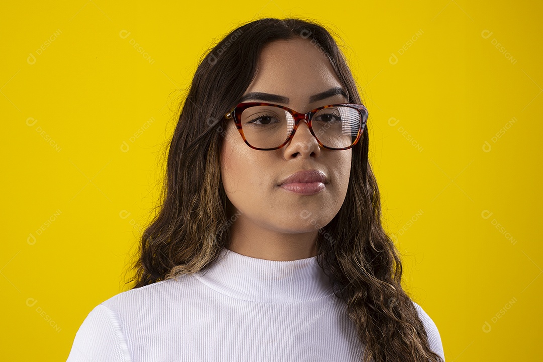 Jovem adolescente linda usando óculos e feliz