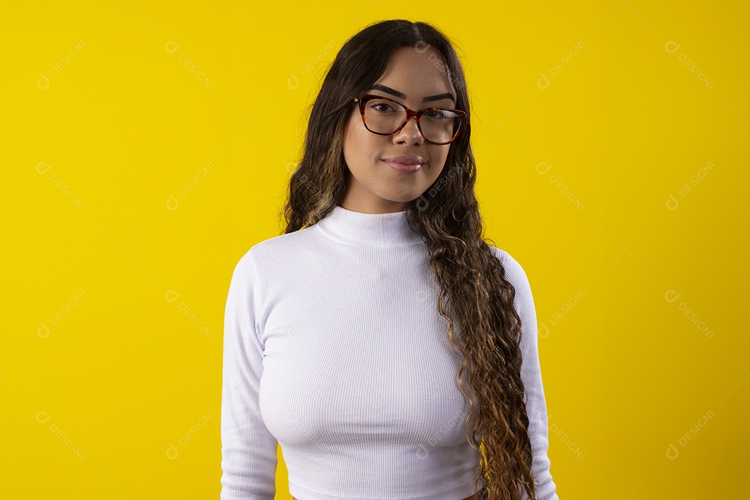 Garota linda usando óculos e feliz