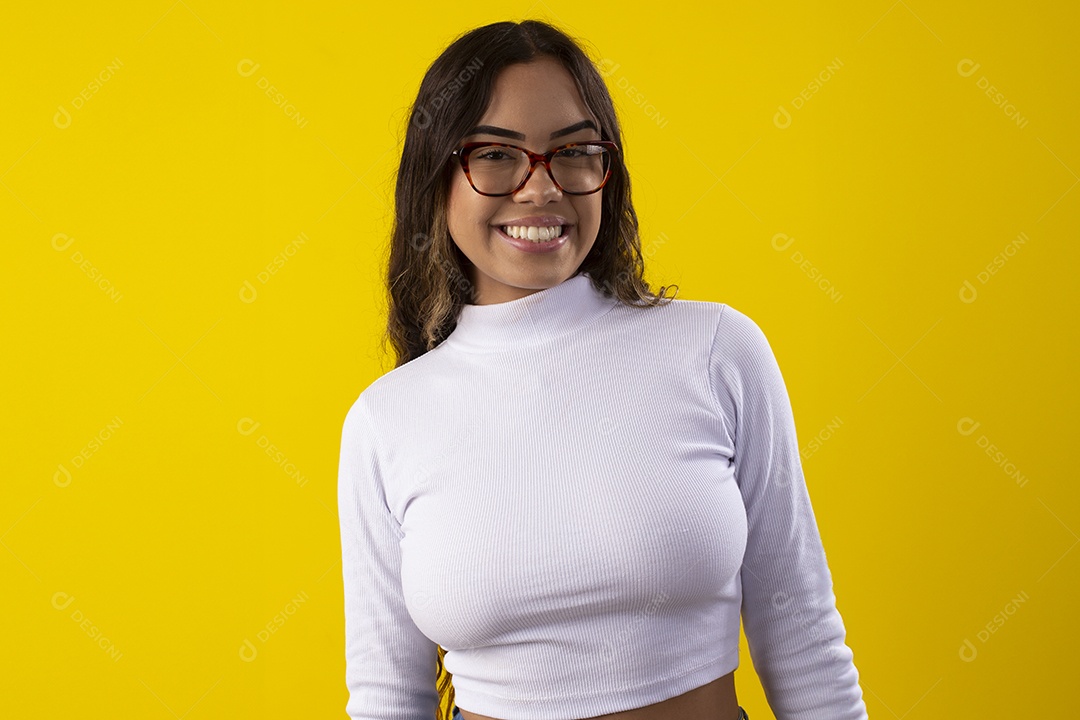 Jovem linda usando óculos sorrindo