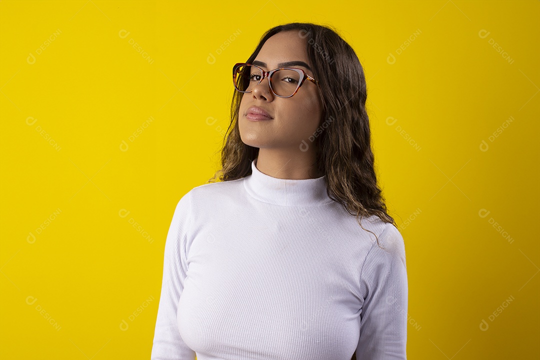 Linda jovem usando óculos