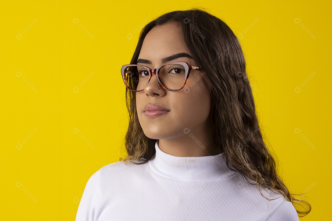 Jovem bonita usando óculos