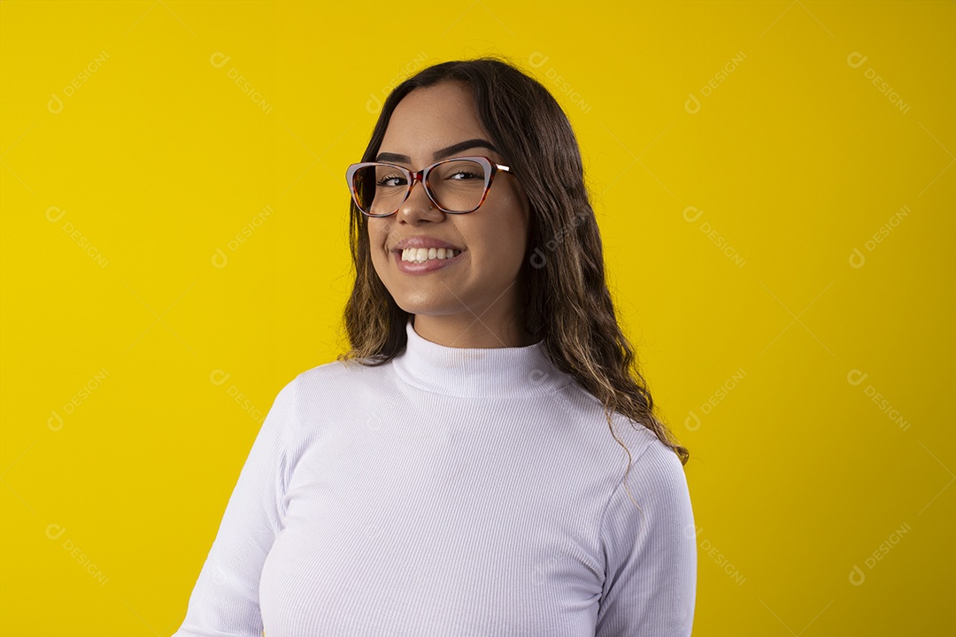 Linda garota sorrindo usando óculos