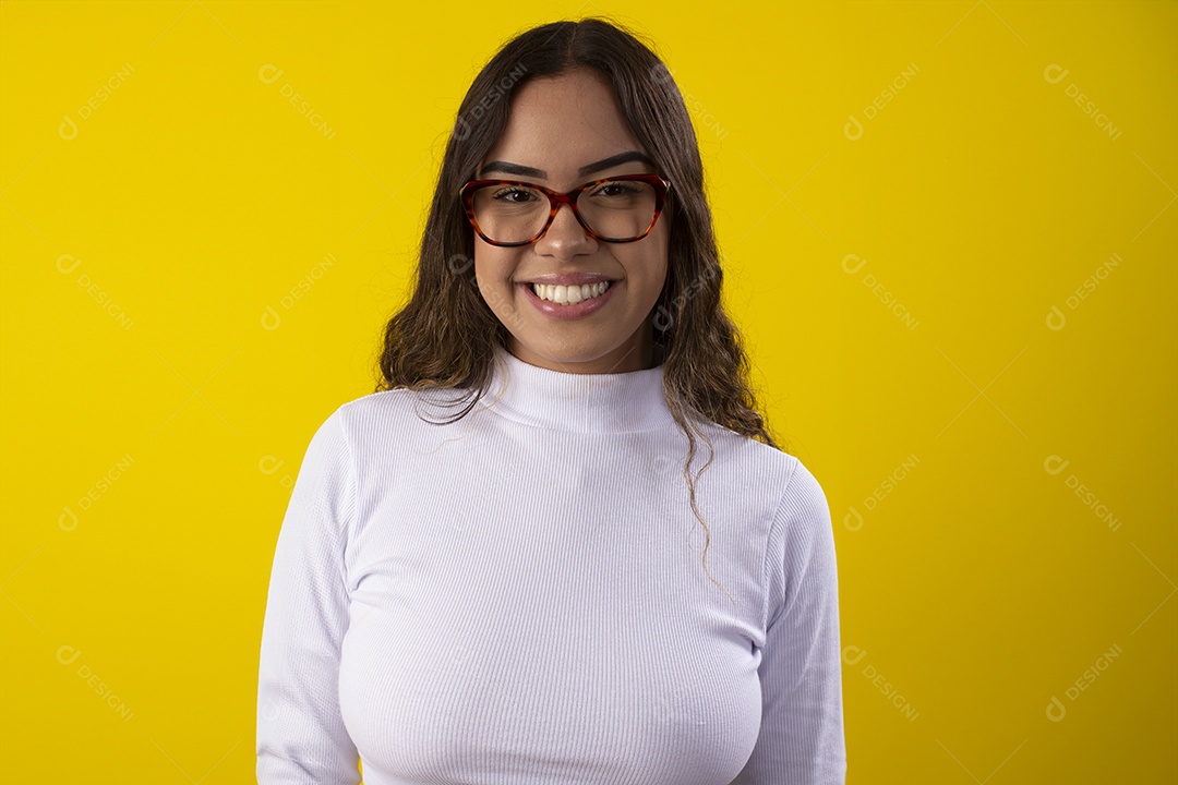 garota bonita sorrindo usando óculos