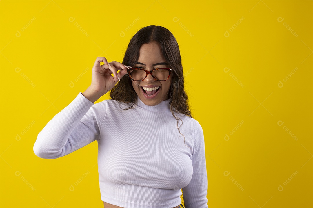 Garota simpática usando óculos bonita