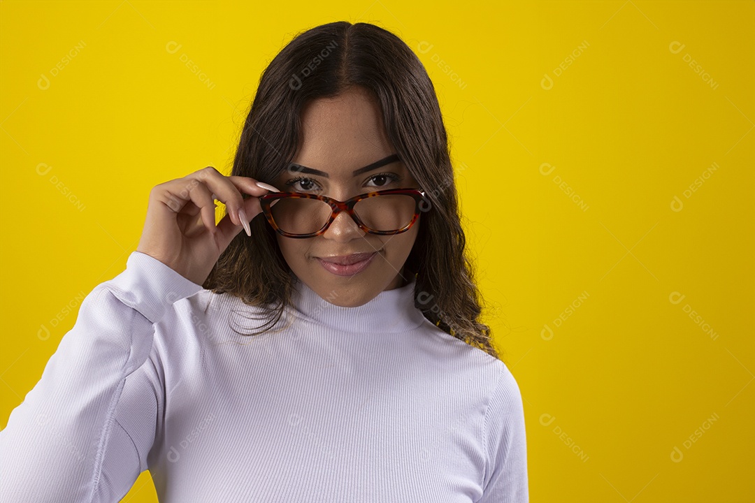 Garota bonita usando óculos