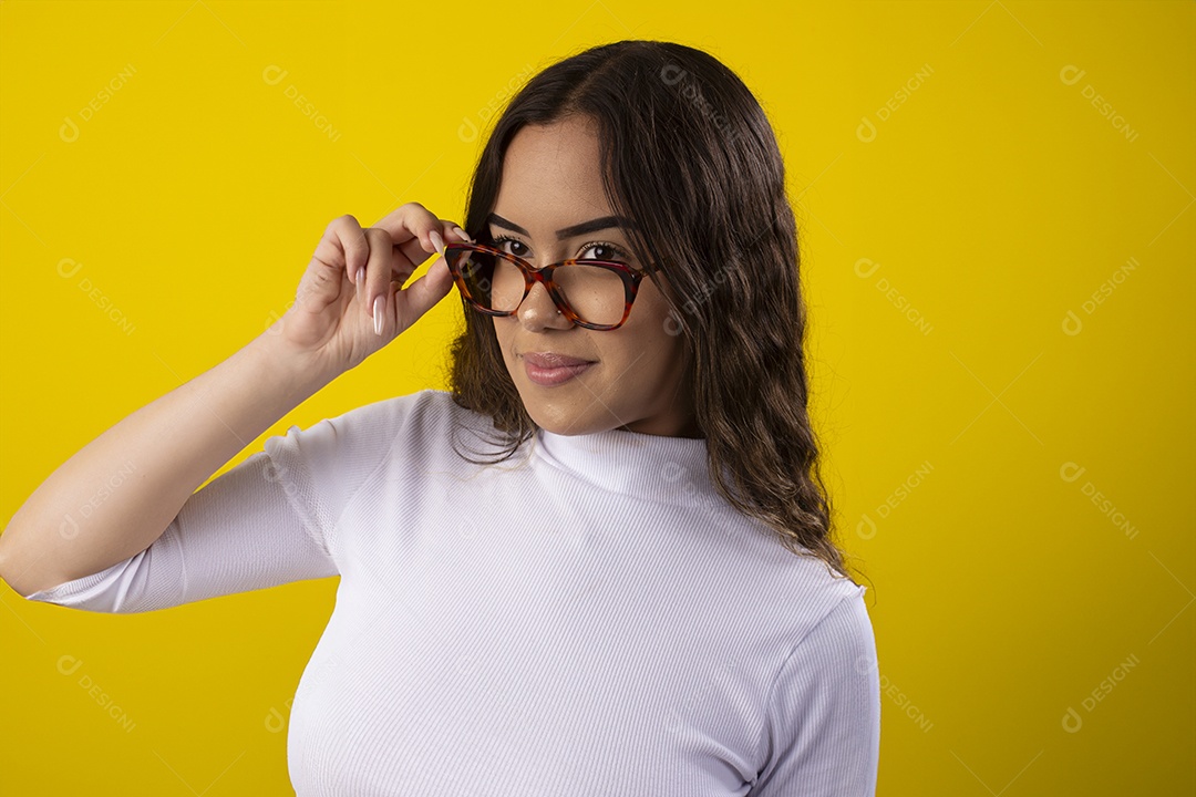 Garota bonita usando óculos