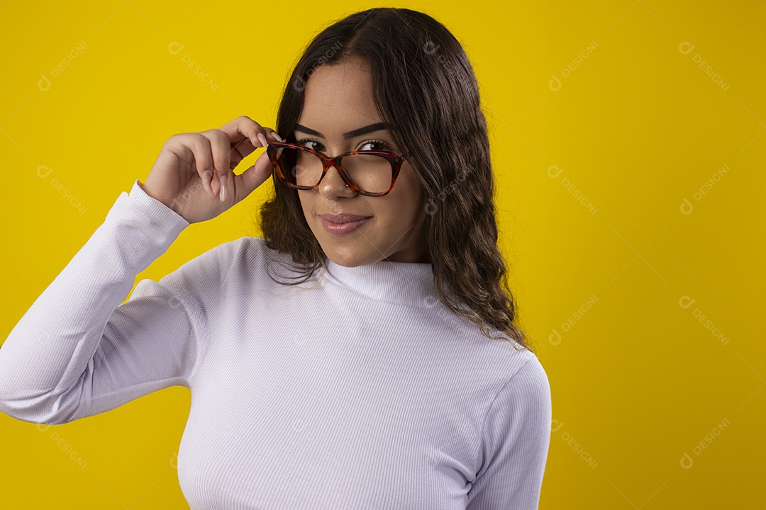 Menina bonita usando óculos