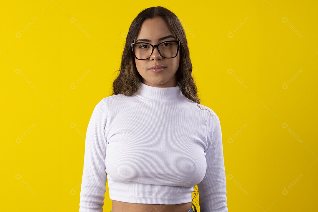 Linda menina usando óculos fashion