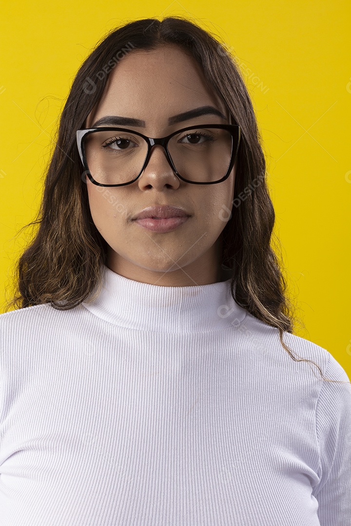 Garota bonita usando óculos seria