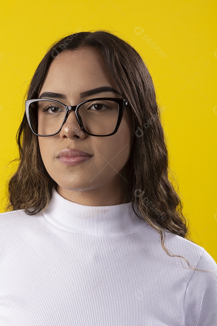 Linda jovem usando óculos