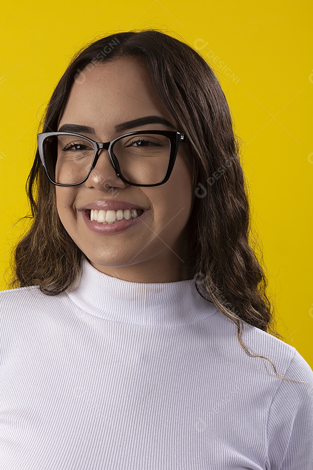 Garota bonita usando óculos