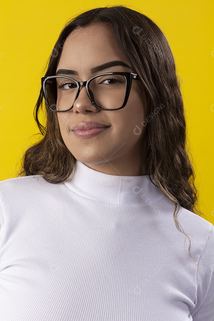 Linda moça olhando para o lado usando óculos fashion