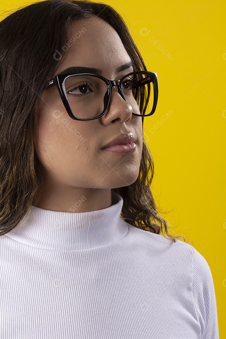 Moça bonita usando óculos olhando para o lado