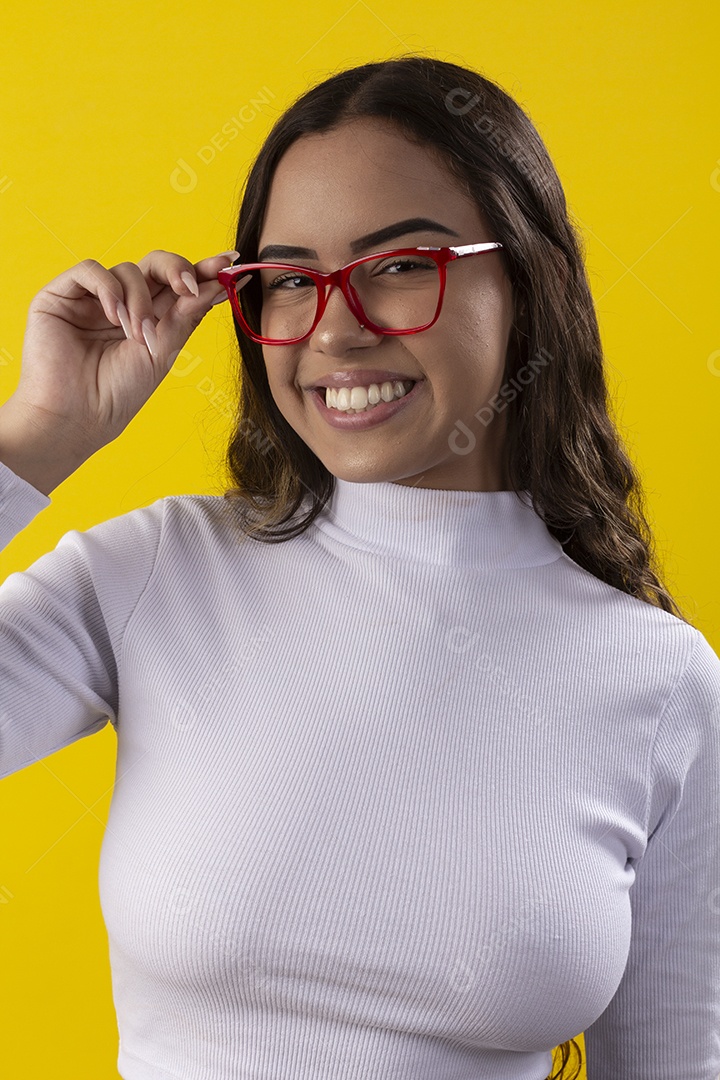 Linda jovem moça usando óculos vermelho