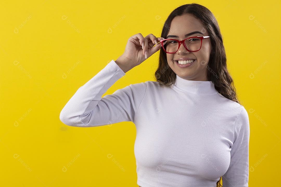 Garota bonita usando óculos vermelho