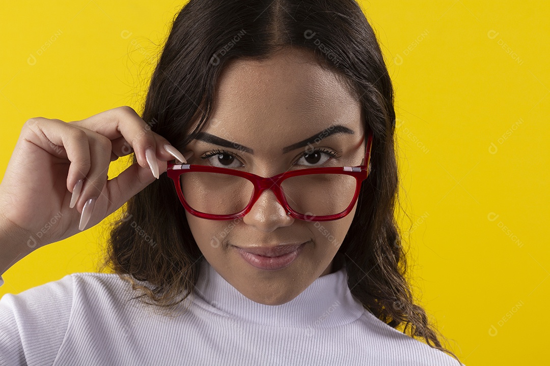 Jovem bonita com óculos vermelho