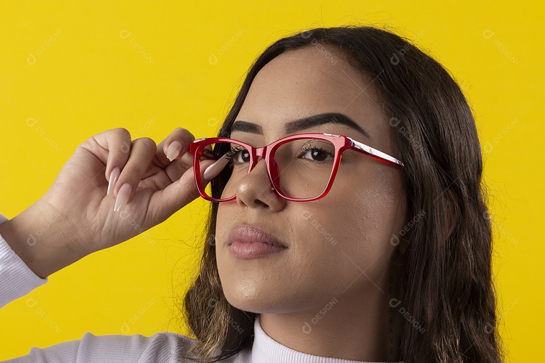 Jovem moça bonita usando óculos vermelho