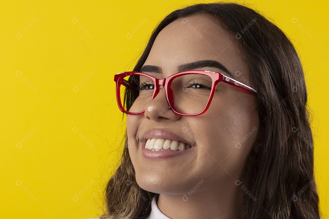 Garota sorridente e usando óculos vermelho