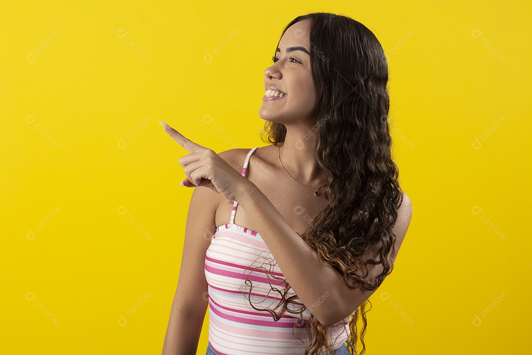 Garota feliz e apontando para o lado