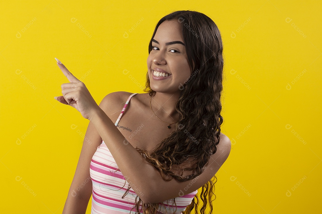 Garota apontando para o lado e sorrindo