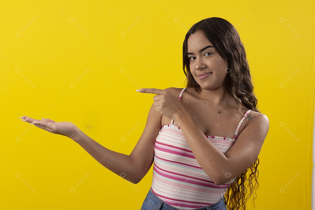 Jovem bonita apontando para o lado