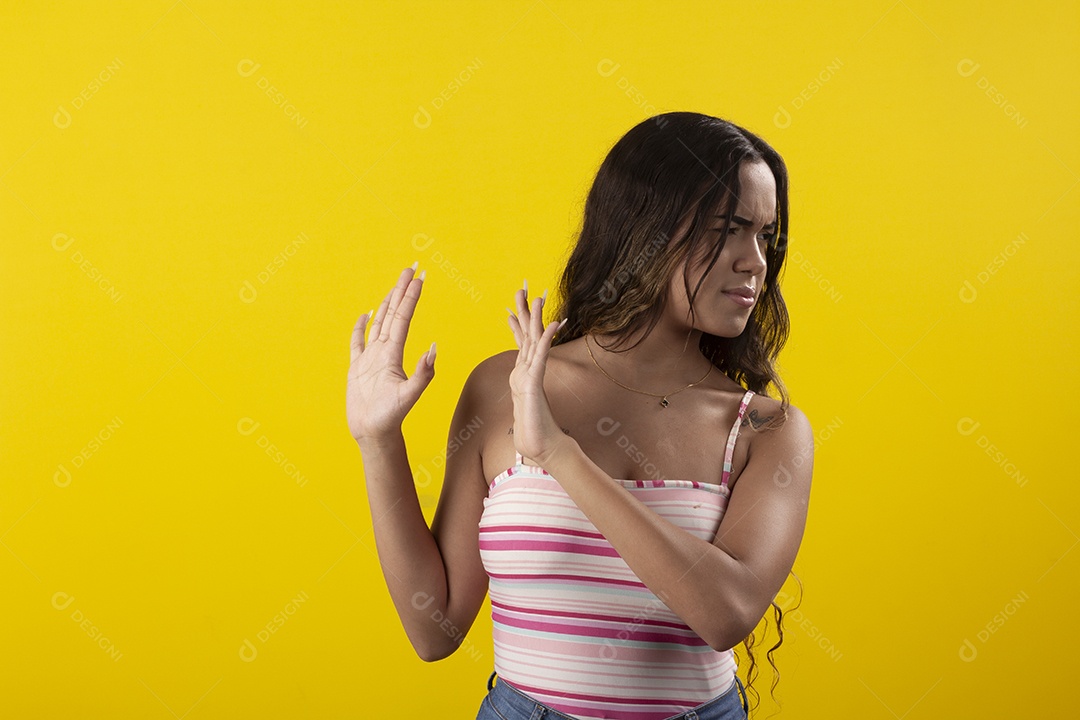 Garota linda com mão afastando algo