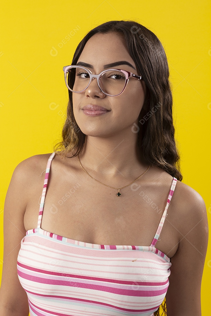 Garota linda usando óculos e feliz