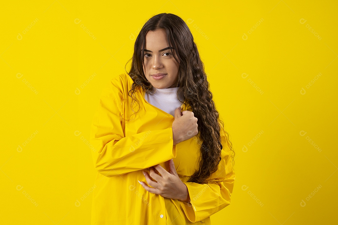 Garota feliz vestida com capa de chuva