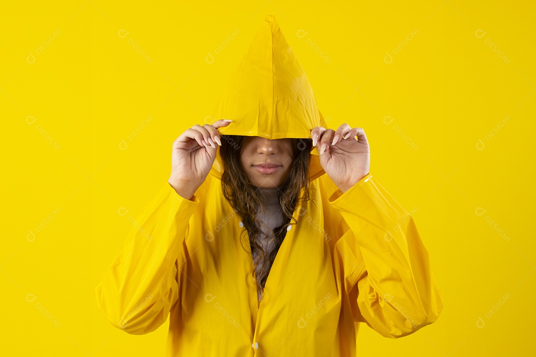 Menina de capa de chuva amarela