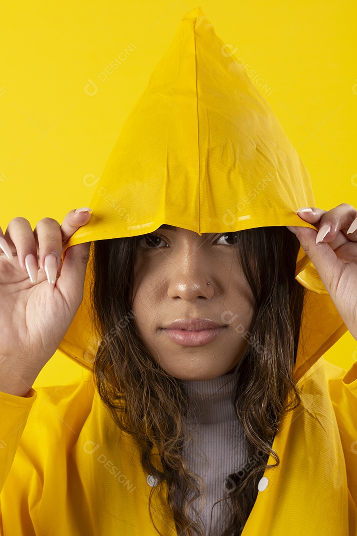 Menina bonita com capa de chuva