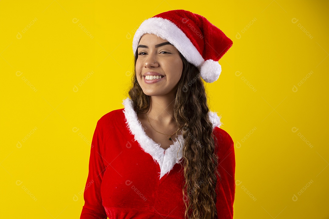 Jovem feliz por está fantasiada de mamãe noel