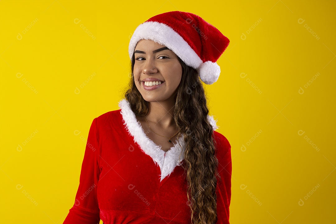 Jovem feliz por está fantasiada de mamãe noel