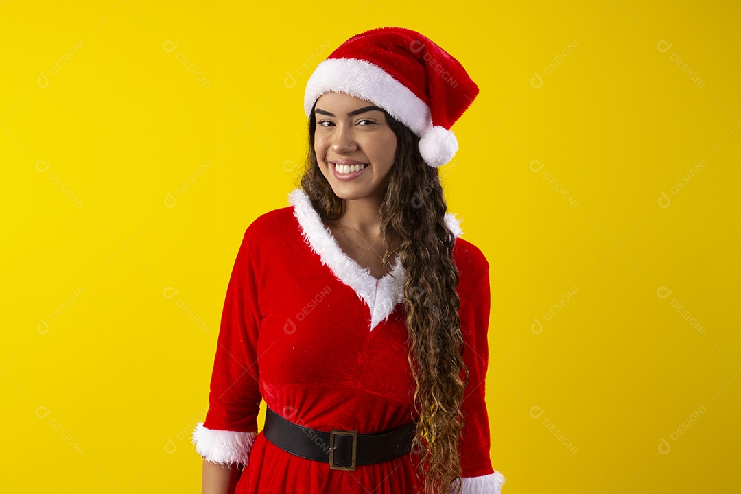 Jovem feliz em está fantasiada de mamãe noel