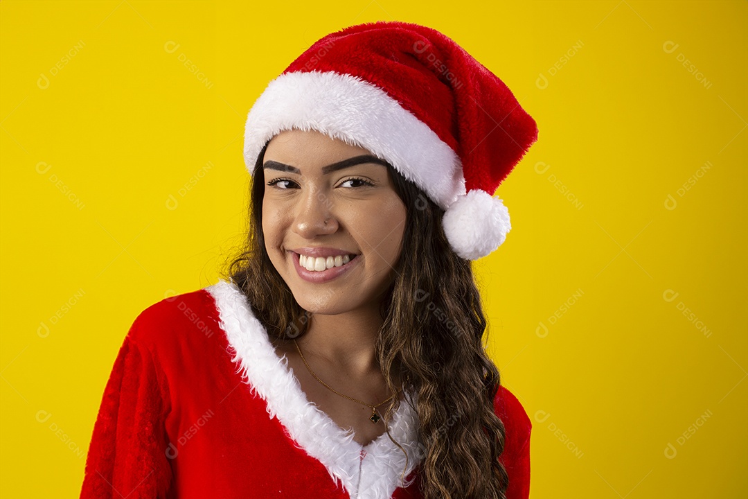 Jovem feliz por está fantasiada de mamãe noel