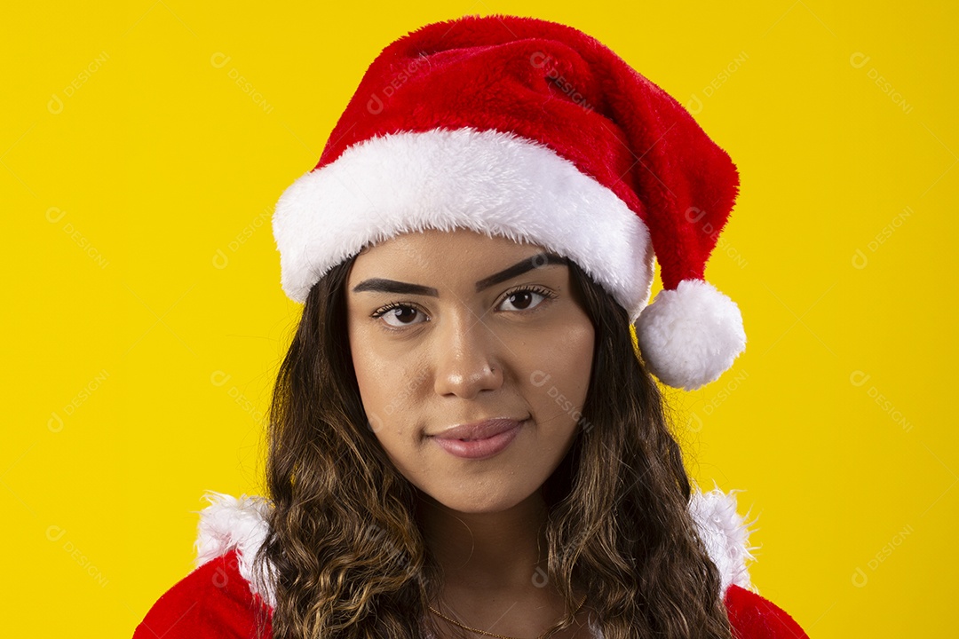 Jovem fantasiada de mamãe noel para festa de natal