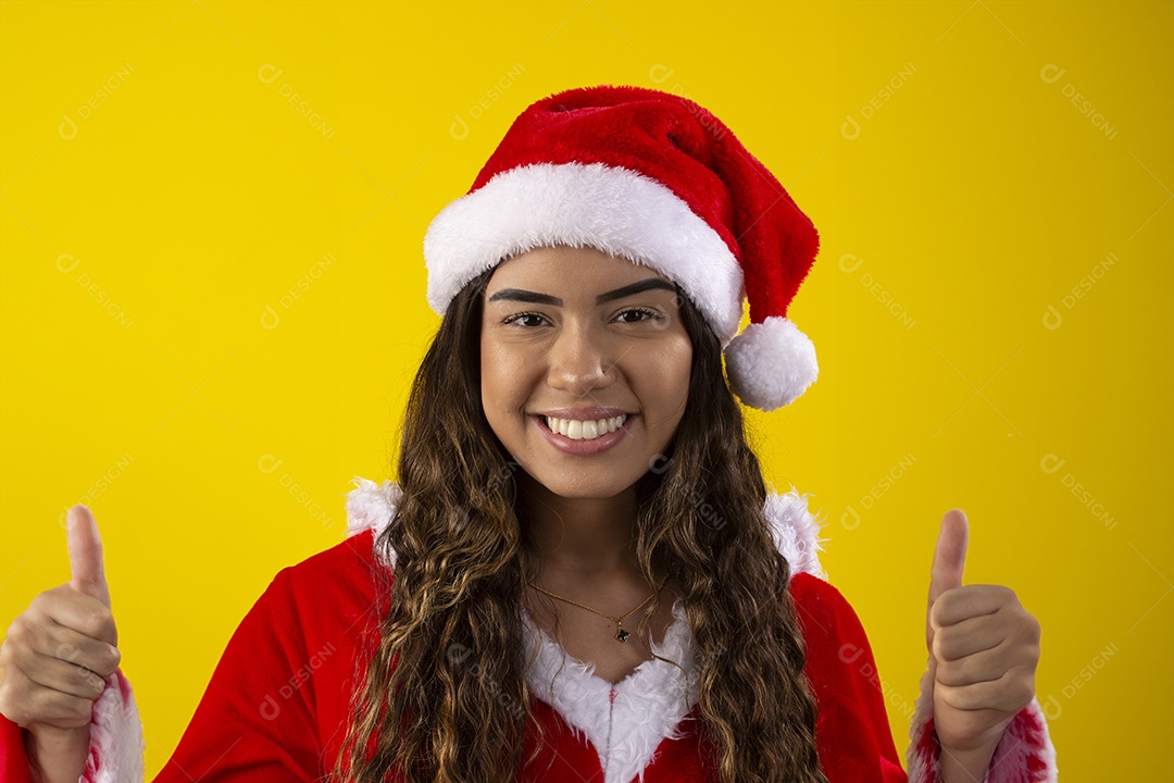 Jovem fantasiada de mamãe noel para festa de natal