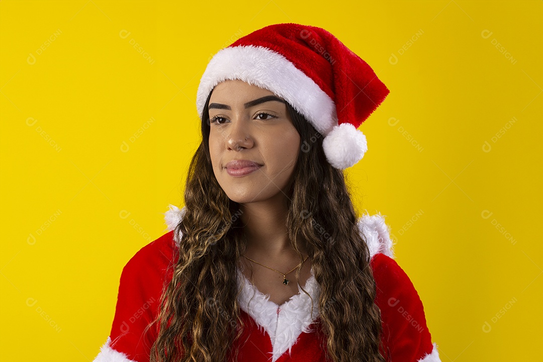 Jovem fantasiada de mamãe noel para festa de natal