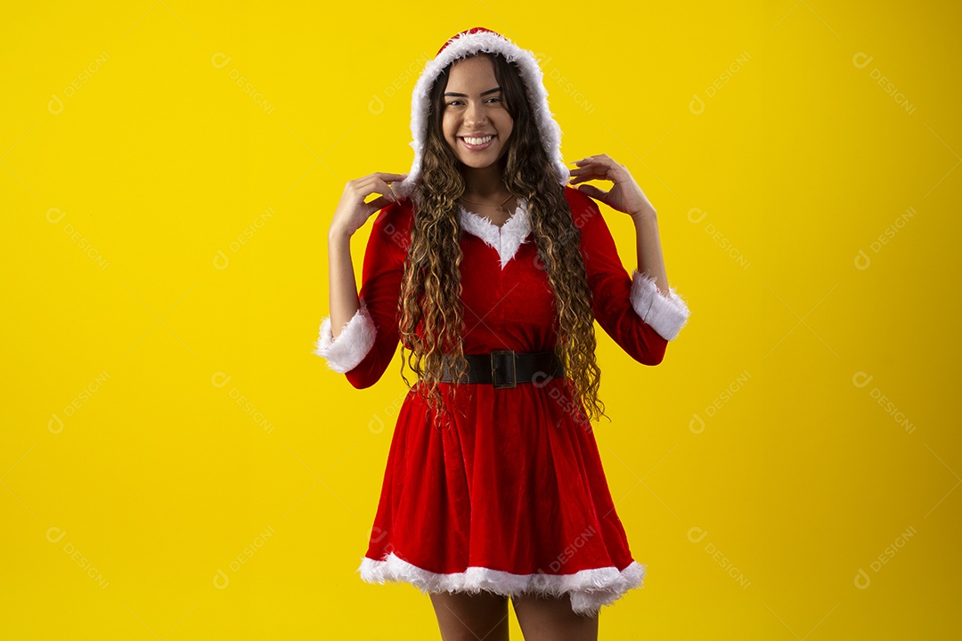 Garota fantasiada de mamãe noel para natal