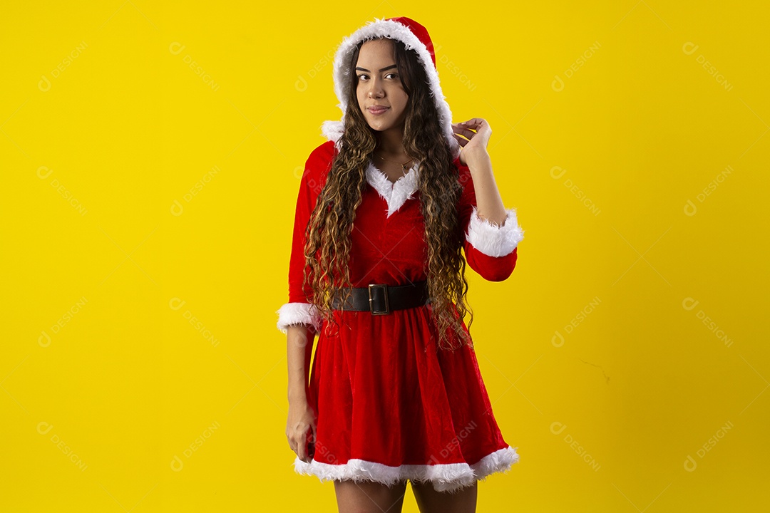 Garota fantasiada de mamãe noel para natal