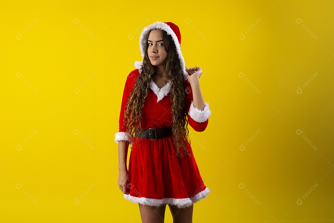 Garota fantasiada de mamãe noel para natal