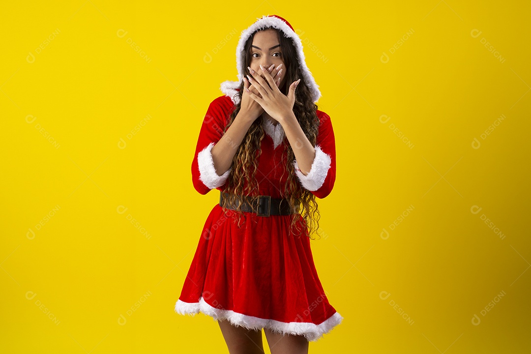Jovem vestida com fantasia de mamãe noel para o natal